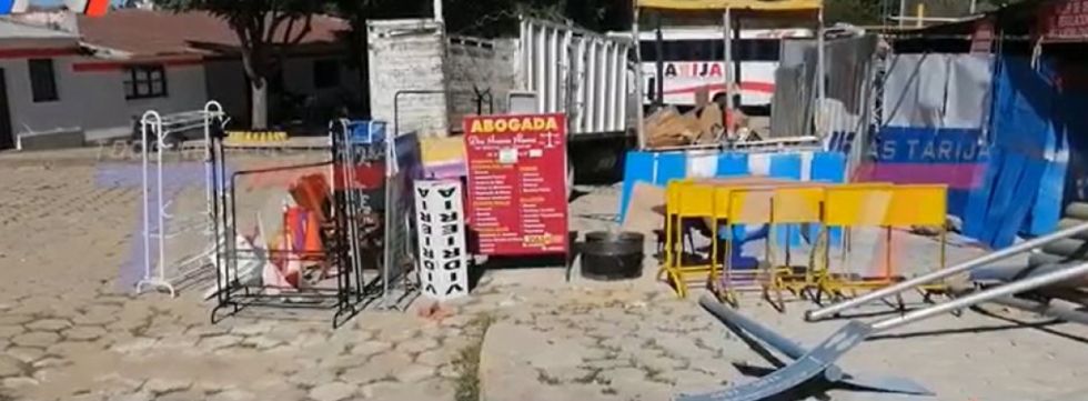 Comisan muebles, parrilleros, letreros y otros objetos que ocupaban aceras y calles de Tarija