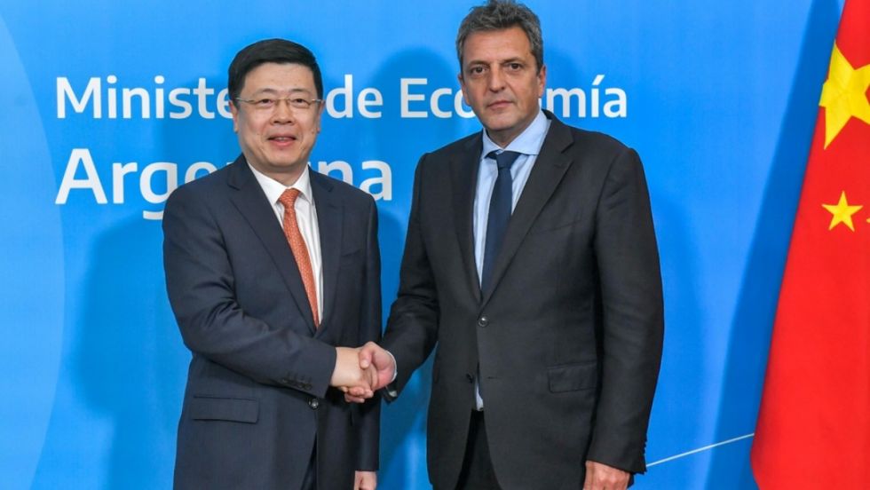 Reemplazo al dólar: Argentina acuerda con China el pago de sus importaciones en yuanes