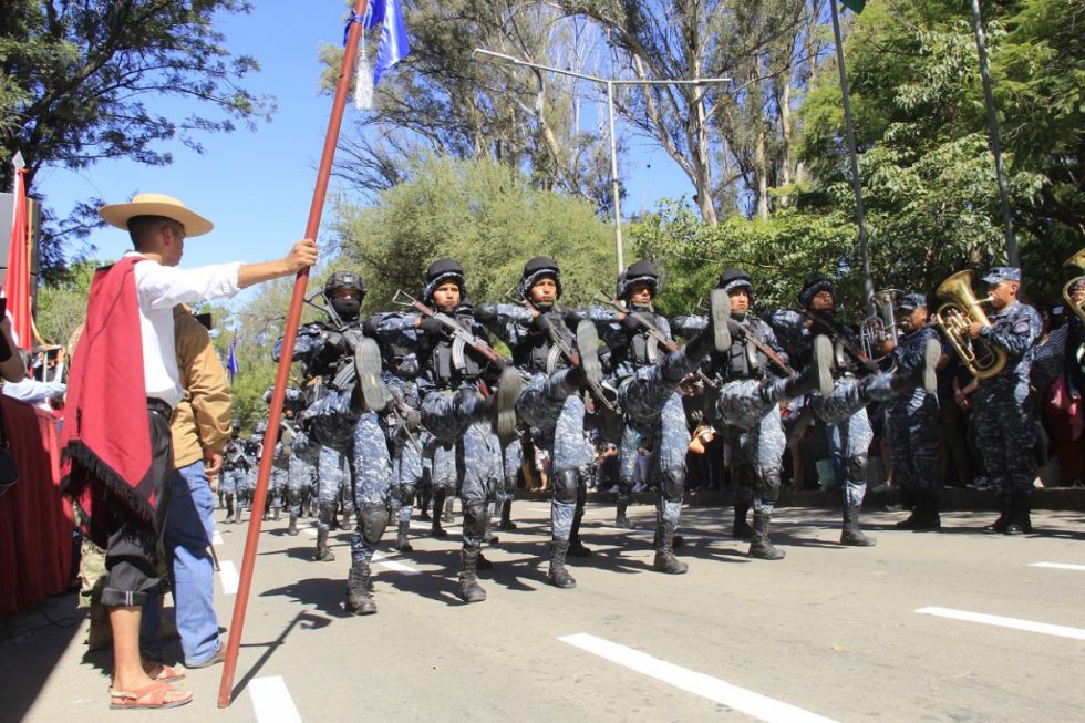 Militares bien cuadrados en marcha triunfal