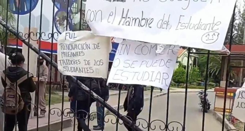 Estudiantes toman la UAJMS de Tarija por el comedor universitario