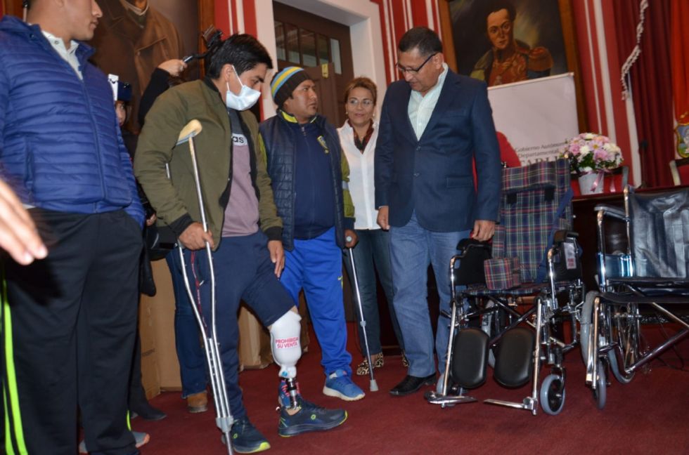 Tarija: La Gobernación entregó sillas de ruedas y prótesis mediante el SUSAT 