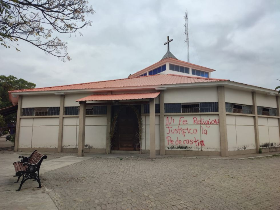 “La Iglesia debe poner fin al encubrimiento”, grafitean la parroquia Guadalupe en Tarija