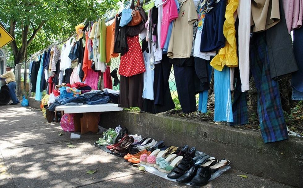 Venta de ropa usada rebasa controles de las autoridades en Tarija 