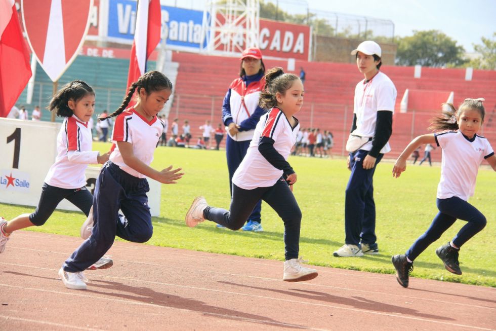 Niñas de primaria compiten los 50 metros planos