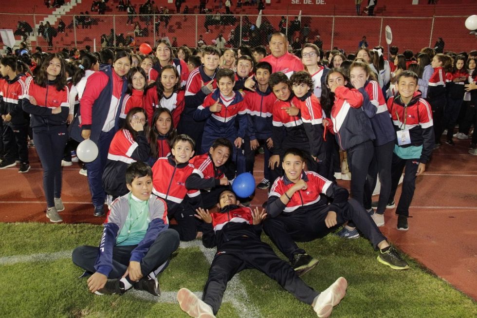 Lasallistas junto al profesor Luis Martínez