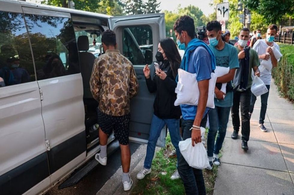 Texas envía migrantes a la casa de Kamala Harris