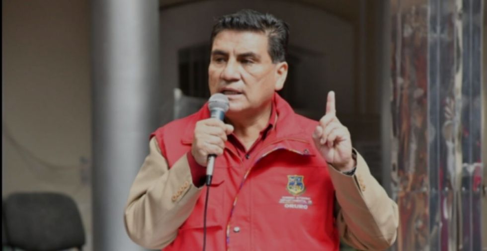 Denuncian que gobernador de Oruro presentó documentación falsa para justificar viaje a España