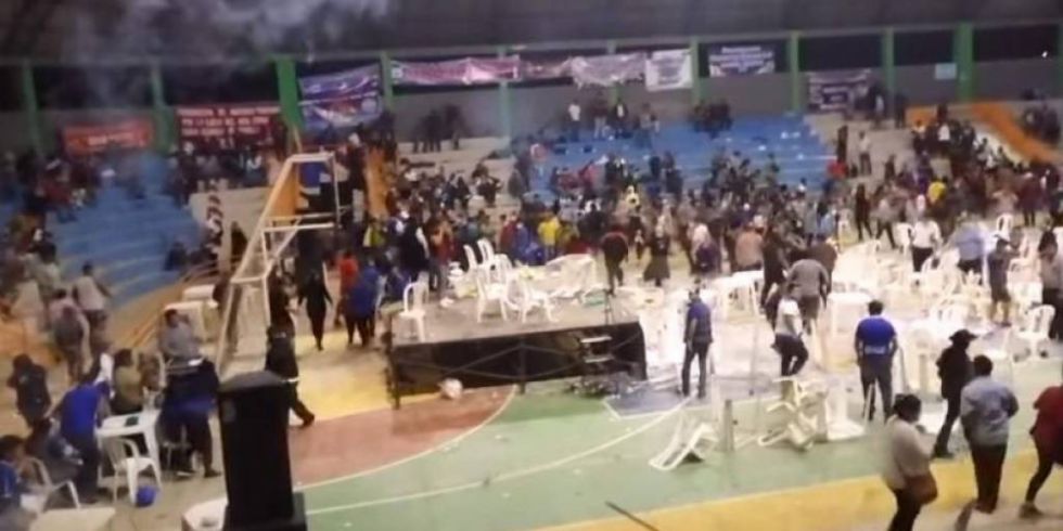 Congreso del MAS en Warnes termina en una pelea campal, con petardos y sillazos  (Ver VIDEO)
