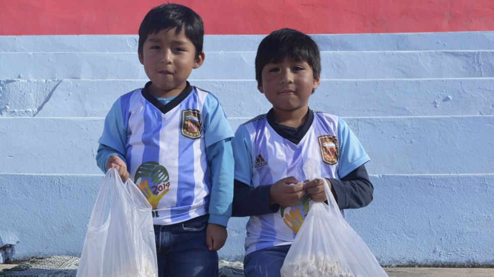 Hermanitos con el "tostado" disfrutando el partido 