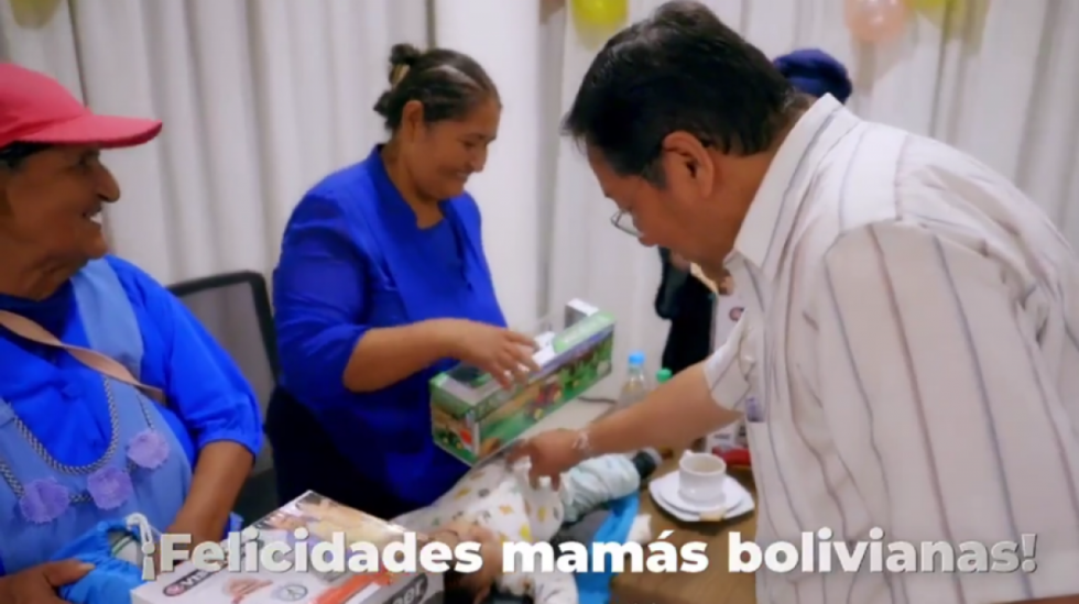 Presidente felicita a las madres de familia y destaca su valentía y dedicación