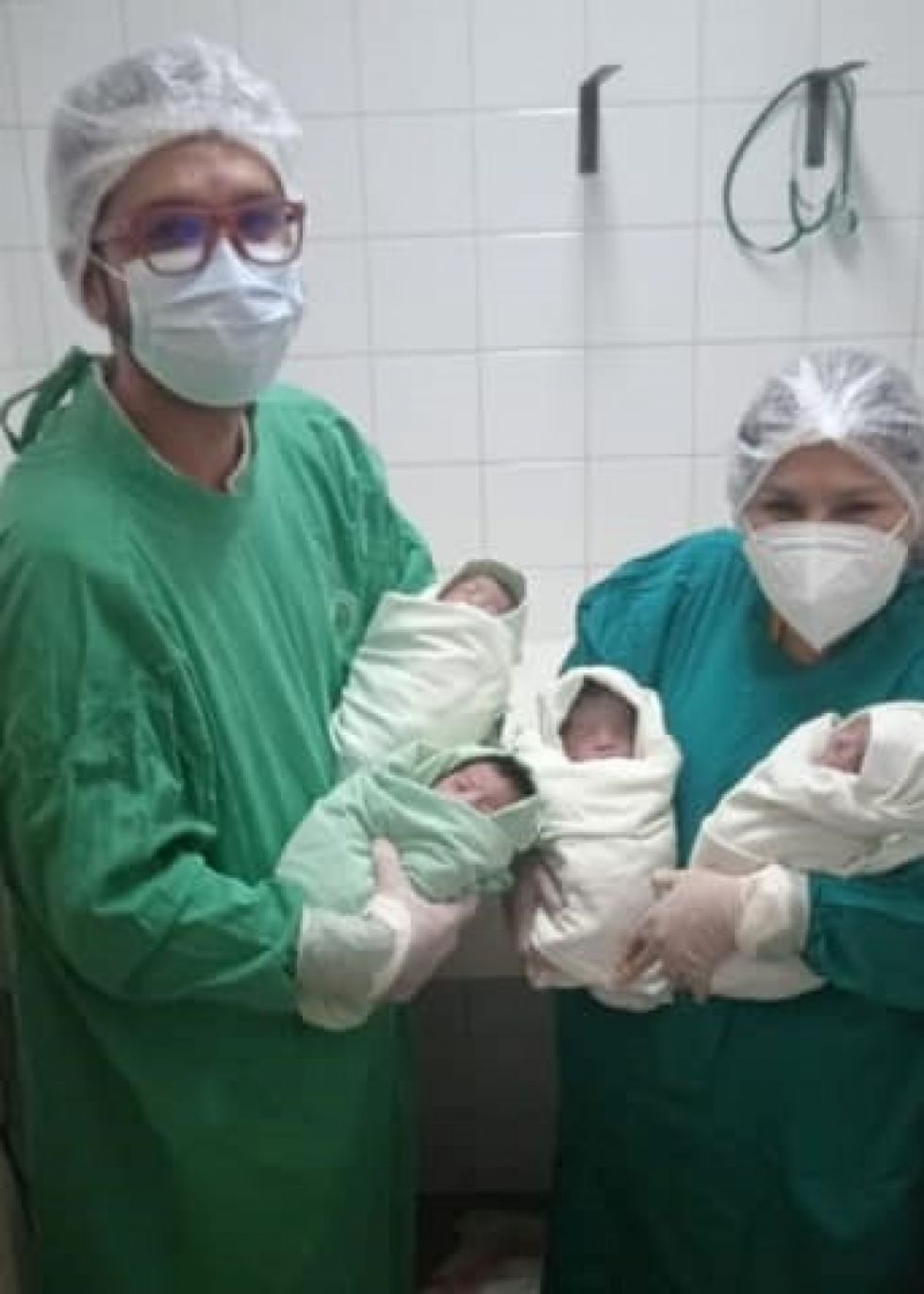 ¡Una bendición cuádruple!, nacen cuatrillizos en Tarija y sus padres solicitan el apoyo de la población