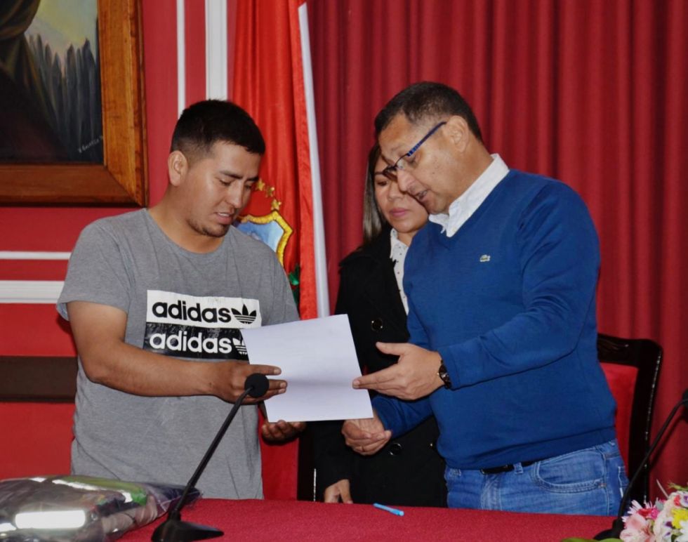 Padre de cuatrillizos trabajará en la Sub Gobernación de Cercado, ejerciendo su profesión