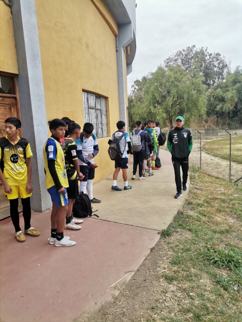 Los jóvenes aguardan para ingresar al campo de juego