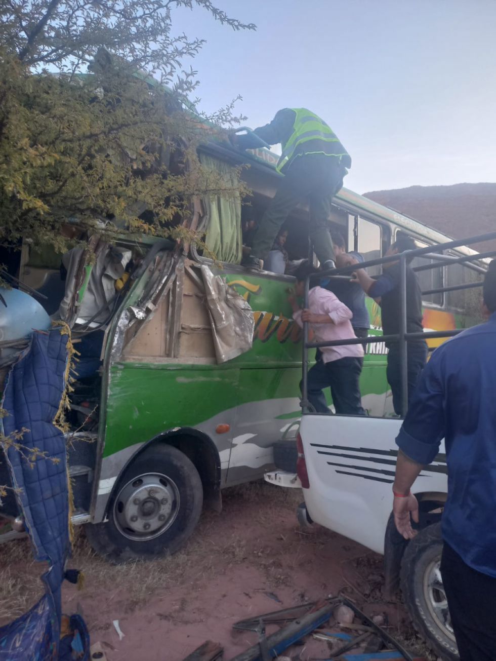 Dos muertos y 8 heridos en trágico choque entre flota y camión en la ruta Tarija - Potosí 