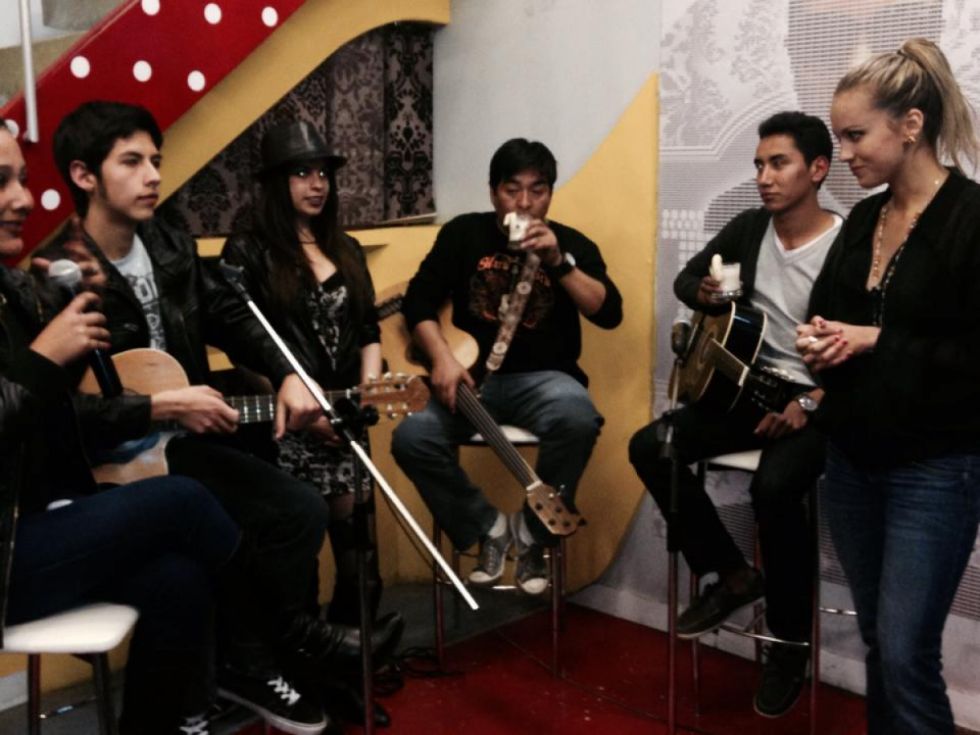 Valentina con más músicos