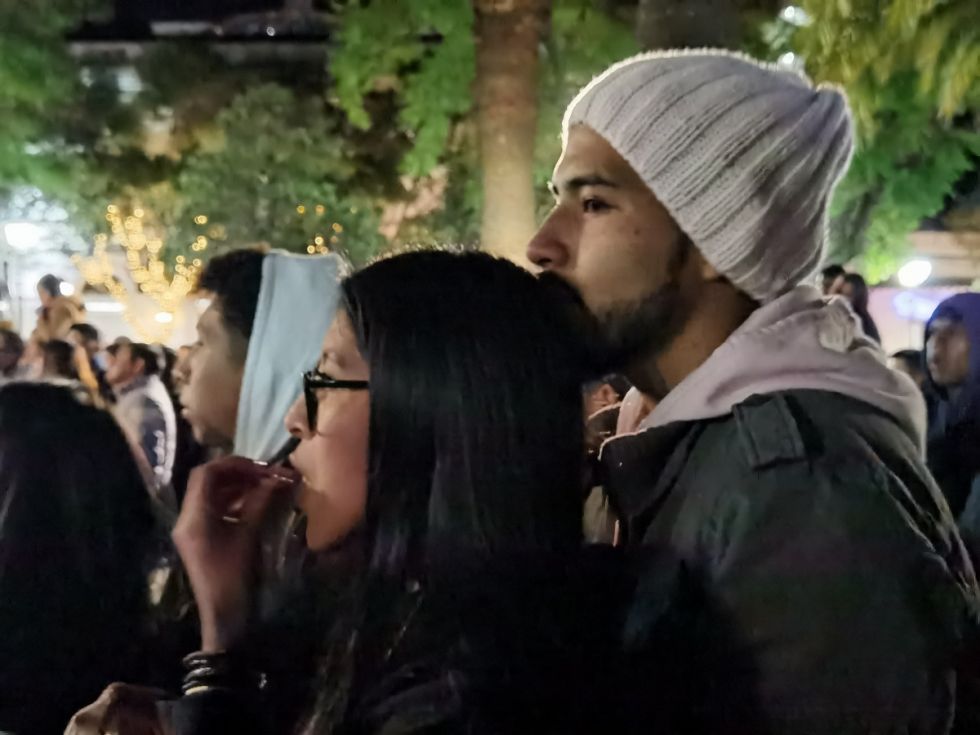 Una pareja disfruta de la música del cantante cruceño