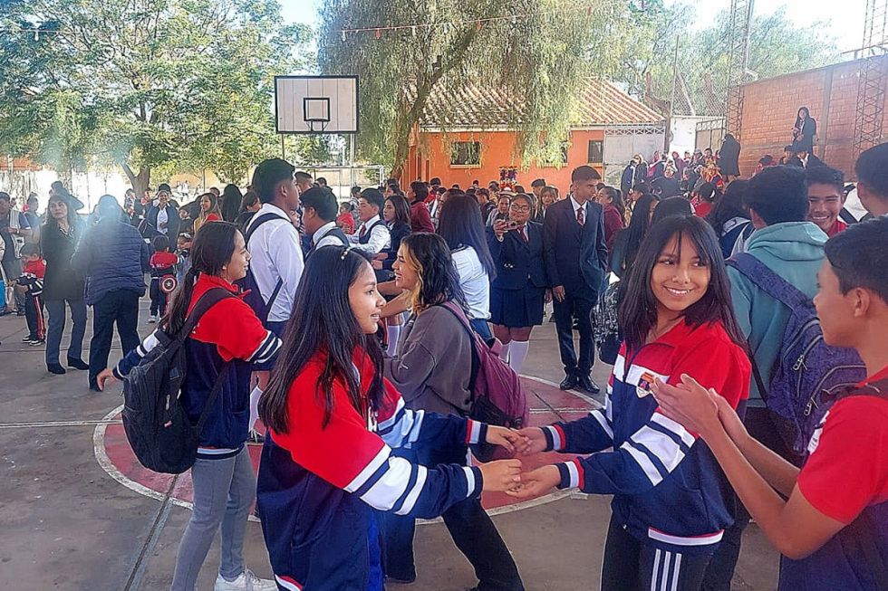 Baile conmemorativo en la cancha del colegio