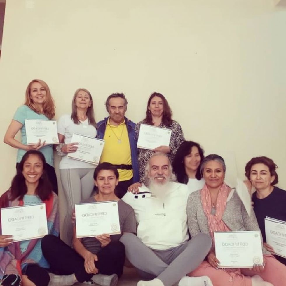Profesoras tarijeñas graduadas en 2019, junto al maestro Francisco Cervantes y el profesor Cliver Leyton, primer yogui en Tarija.