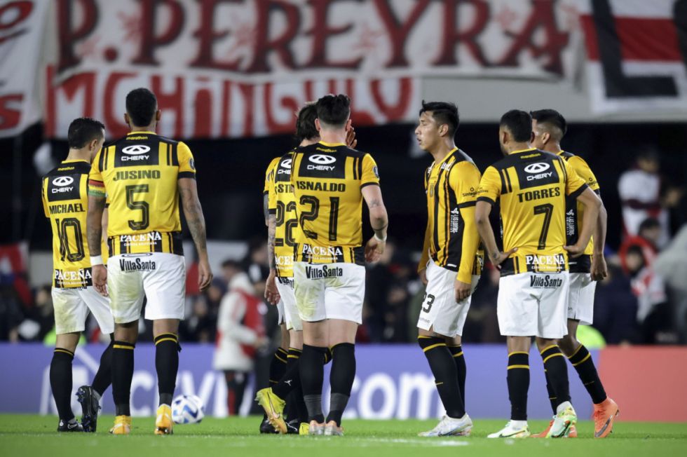 The Strongest cae ante River y termina último en su grupo 