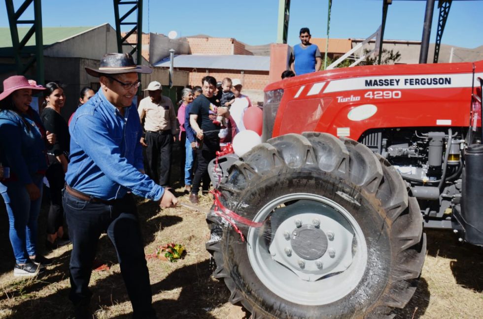 Prosol: Vecinos de Rosillas reciben un tractor agrícola