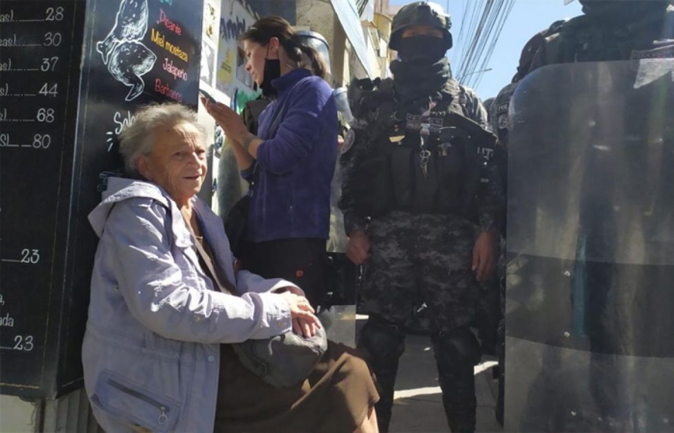 A un mes de la toma, AI inicia cruzada por la devolución de las oficinas de la APDHB y la salud de Amparo Carvajal