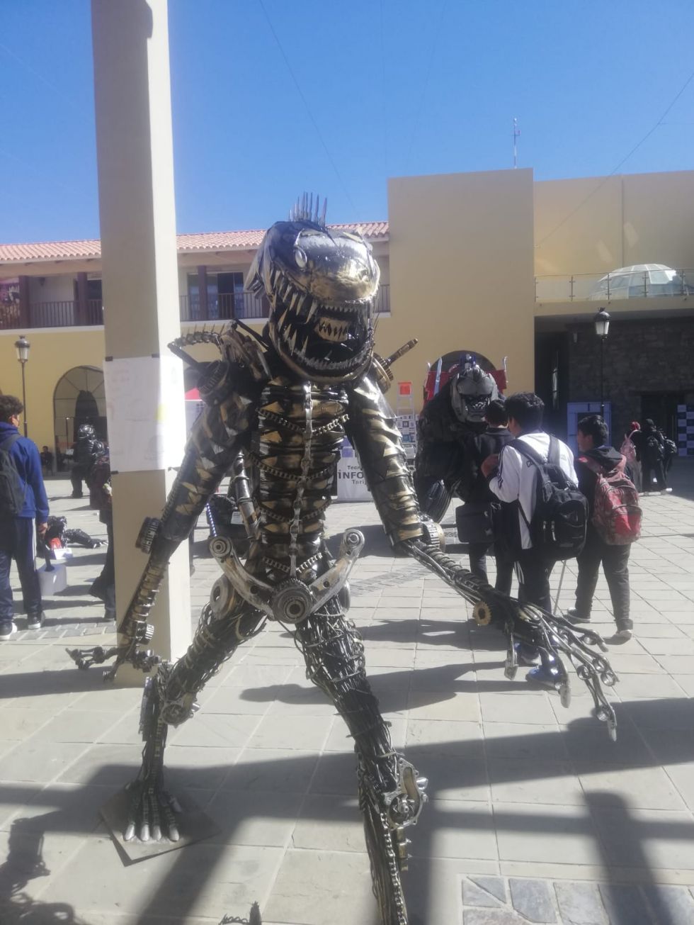 Estudiantes de Infocal convierten chatarra en arte