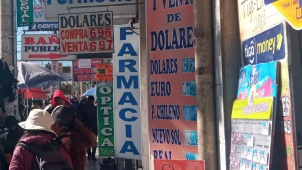 Sigue operando el “mercado negro” de dólares y venden hasta en Bs 7,60; hay ofertas en Facebook