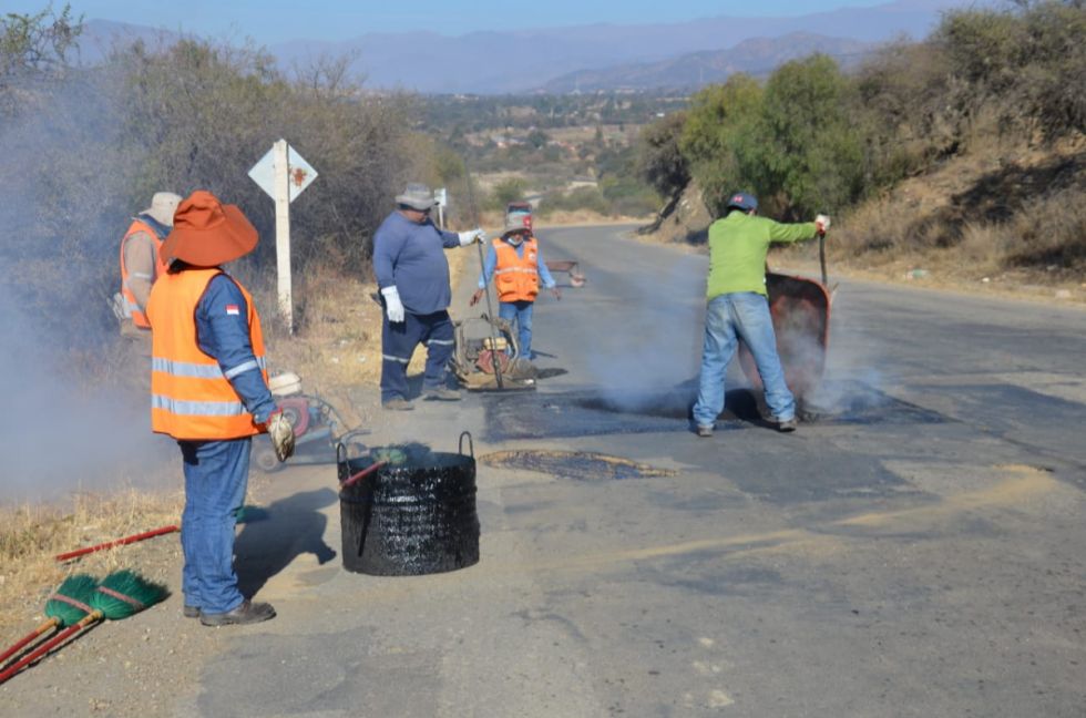 Inicia trabajos de bacheo en la carretera hacia El Valle 