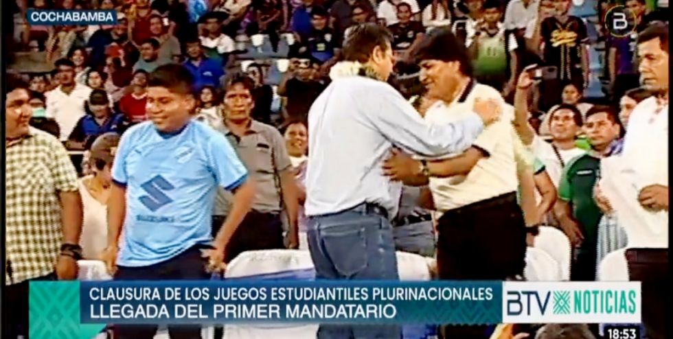 Evo y Lucho se reencuentran, se dan la mano y se sonríen