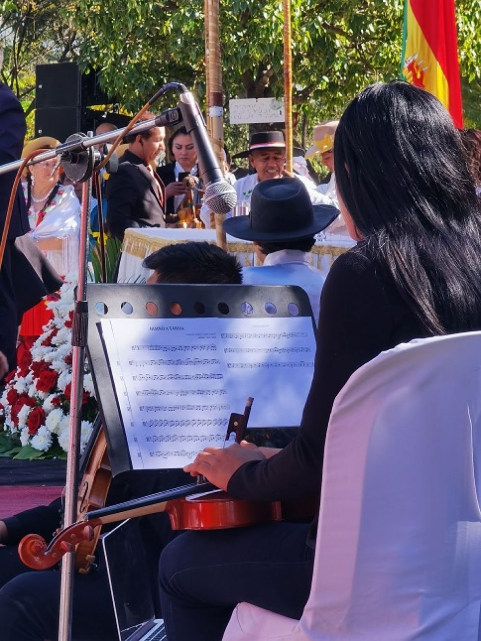 Notas del himno a Tarija.