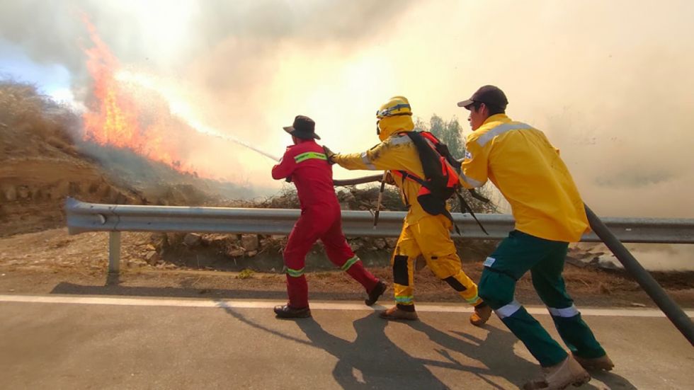 Incendio consume cerro en Calama, preocupa la toma de agua y las tuberías de gas 