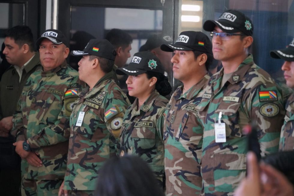 Gobierno entrega 80 cámaras corporales a la Felcn para reforzar controles en el aeropuerto de Viru Viru
