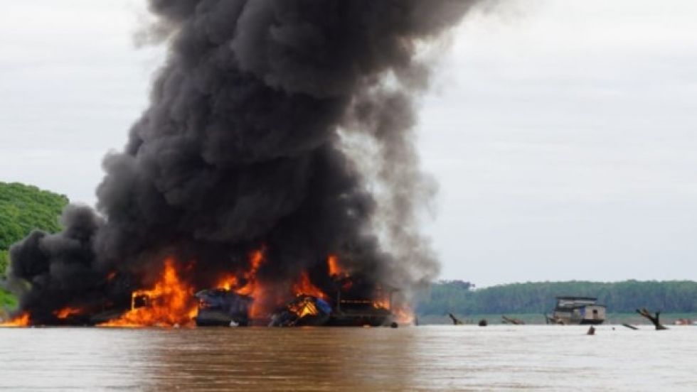 Gobierno destruye 27 dragas usadas para la explotación ilegal de oro sobre el río Madre de Dios (Video)