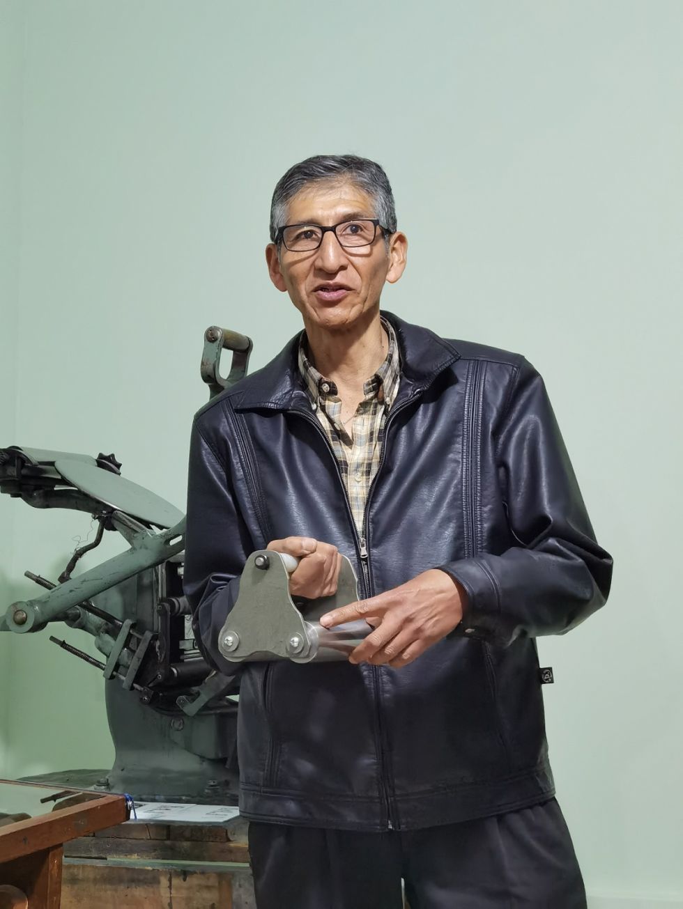 Paulo Paricagua con su novedoso tórculo portátil.