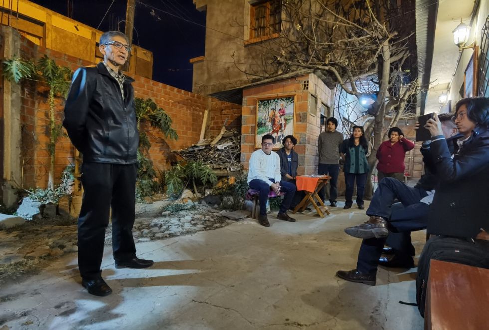 Paricagua da las palabras de bienvenida a los asistentes.