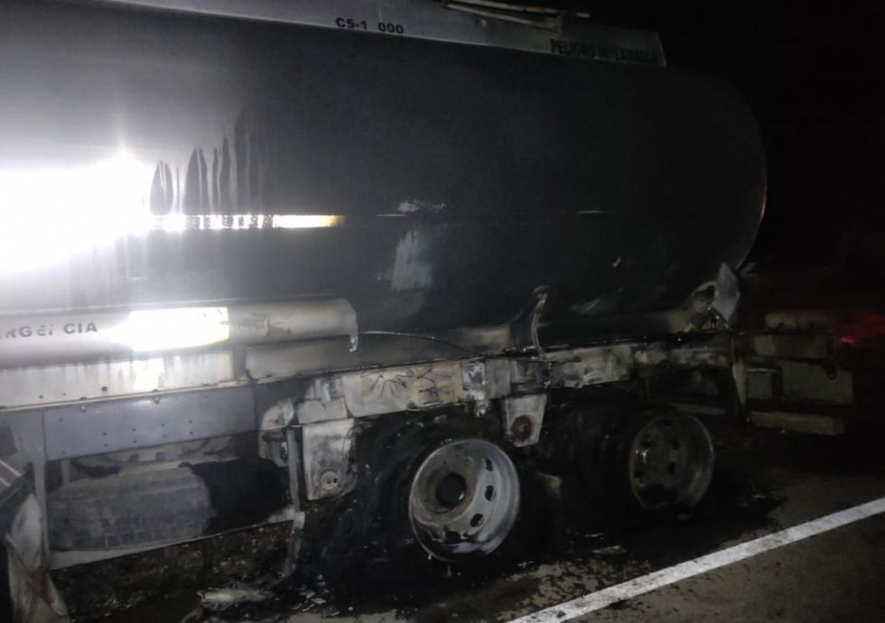  Incendio de camión cisterna movilizó a bomberos en Yacuiba 