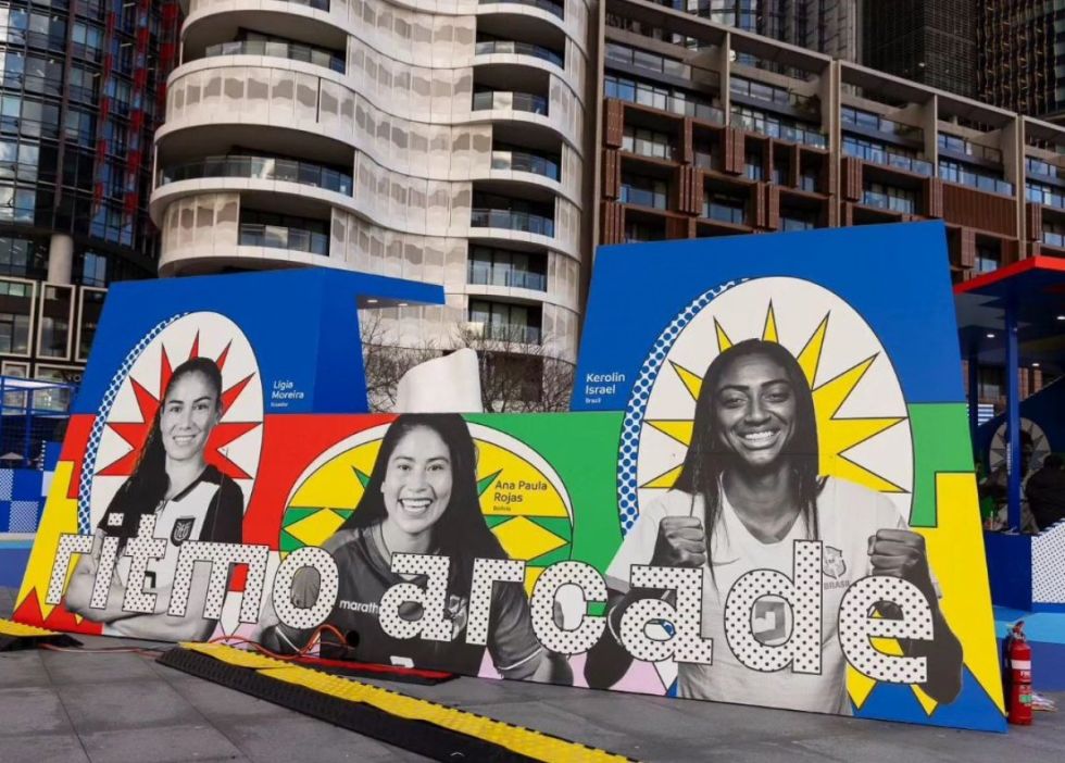 Gigantografía de una futbolista que pasó por Tarija en las calles de Sídney por el Mundial 