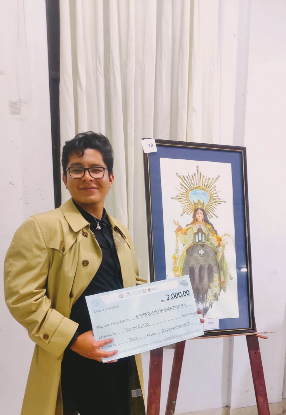 David Alejandro González muestra una acuarela de la virgen de Chaguaya y el santuario del mismo nombre, que es tan representativa en Tarija
