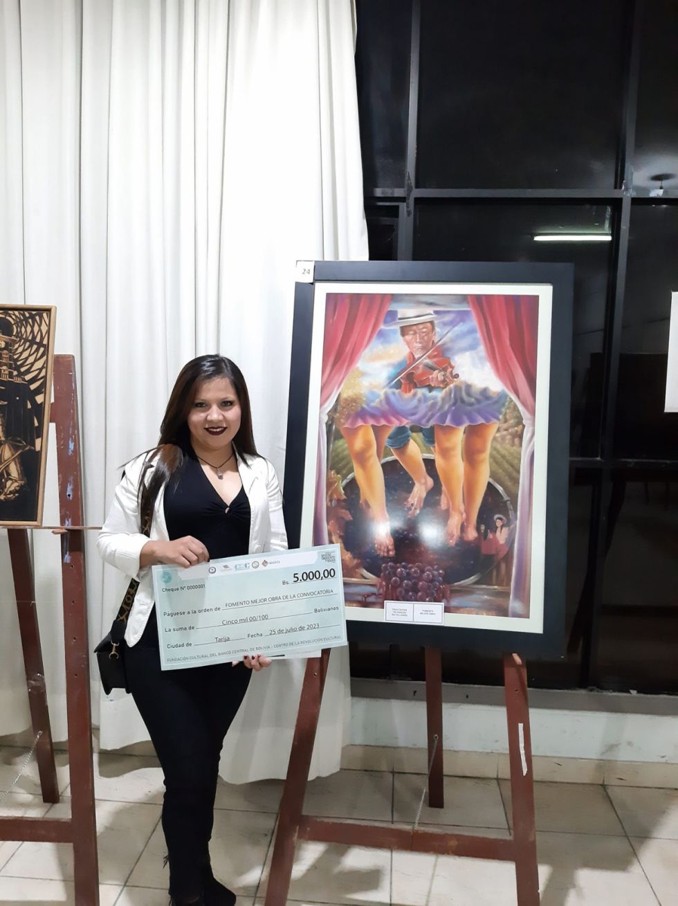 Exaltación Velasquez Batallanos posando con su obra