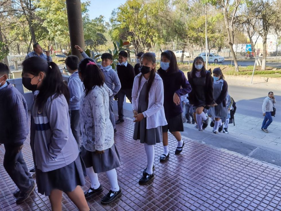 Estudiantes del colegio Hermann Gmeiner llegan a la firma del convenio.