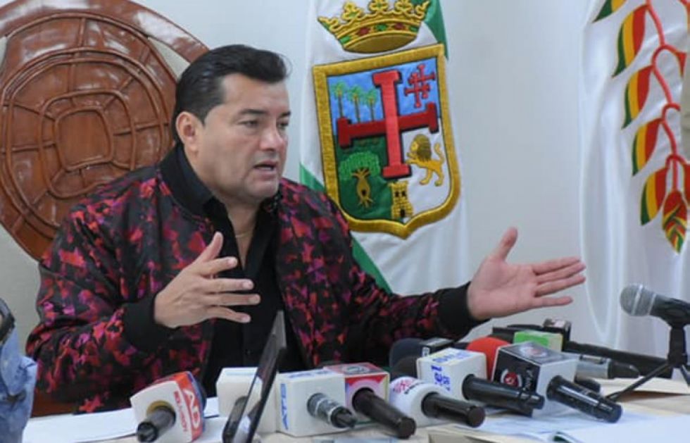 ¿Por qué viaja tanto el alcalde Fernández? Críticas y dudas en Santa Cruz ante las continuas ausencias