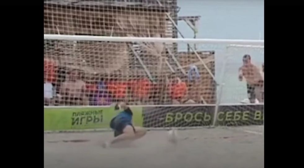 Olfato goleador: un perro anota un gol en la final de un torneo de fútbol de playa (VIDEO)