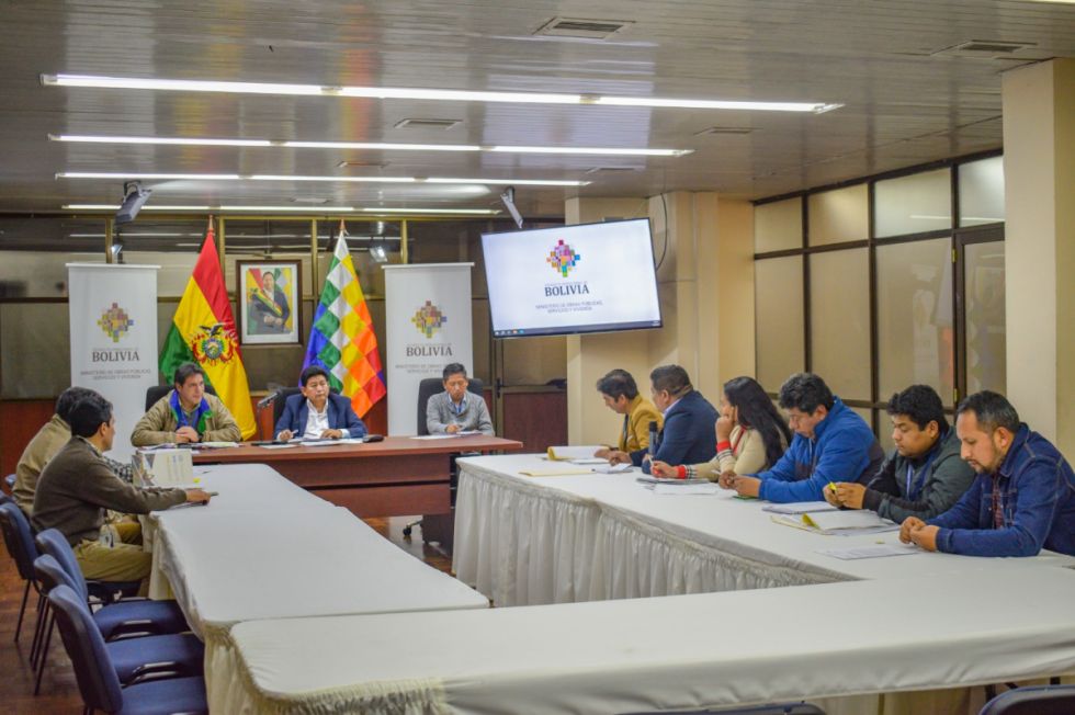 Autoridades acuerdan agilizar el fideicomiso para la doble vía en Yacuiba 