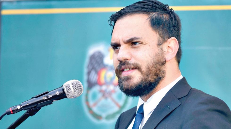 Legisladores exigen la destitución del ministro Del Castillo