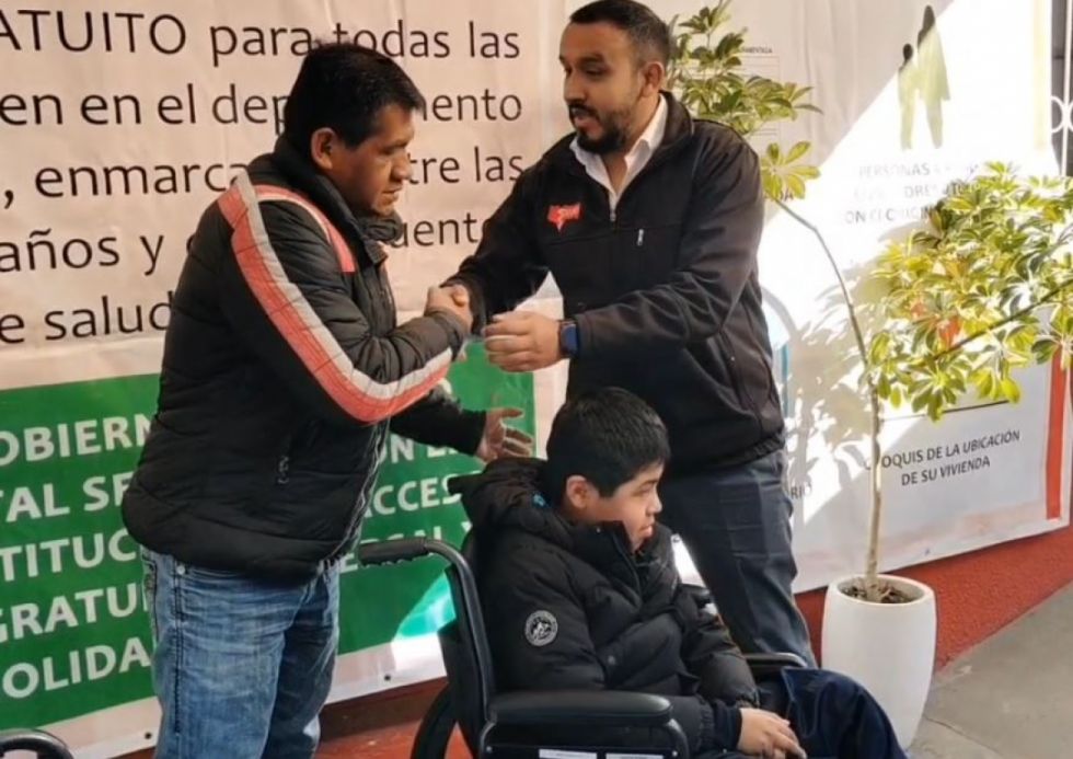 Entregan sillas de ruedas, marcapasos y audífonos a personas de escasos recursos de Tarija