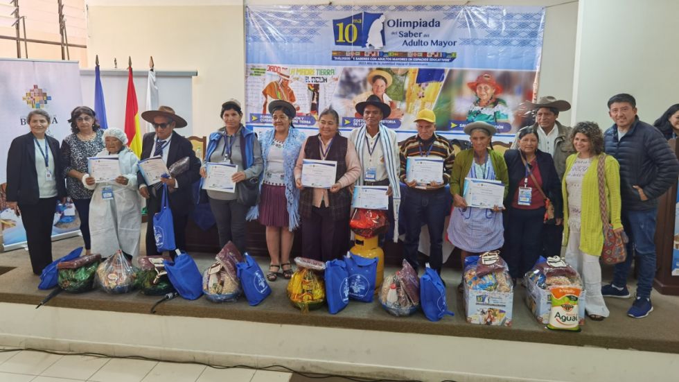 Participantes de la Décima Olimpiada del Saber del Adulto Mayor.
