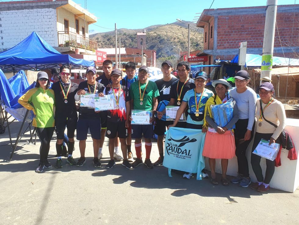 Clemencia junto a otros competidores de la carrera pedestre