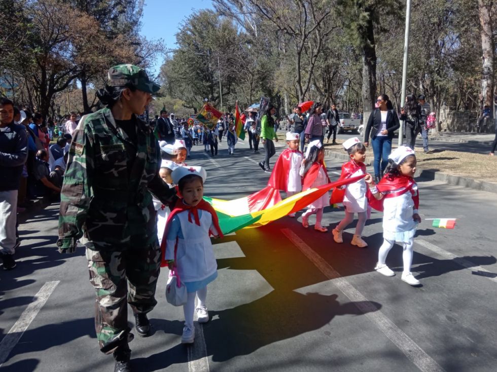  Tras tres años de ausencia, regresa el desfile en conmemoración al Día de la Bandera Boliviana