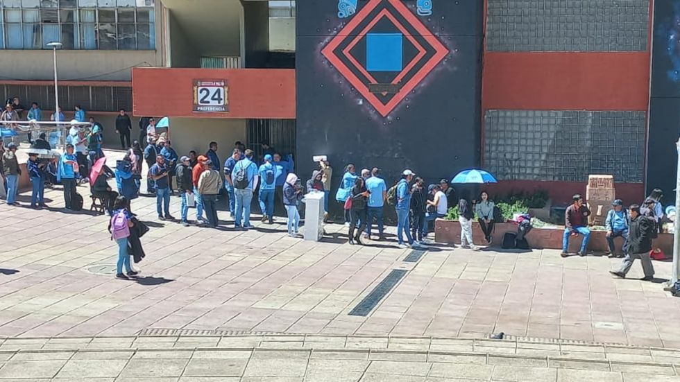 Locura por Bolívar: Personas hasta diez horas antes de la apertura de puertas haciendo fila para ingresar 