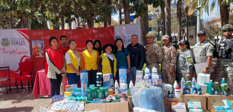 Policía y voluntarios reciben insumos de la Gobernación de Tarija 